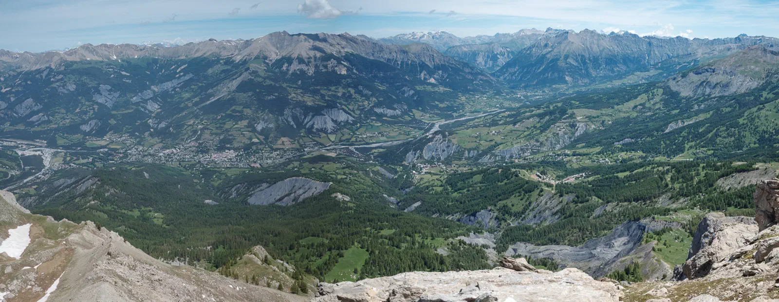 Blick hinab nach Barcelonnette und das Ubaye-Tal