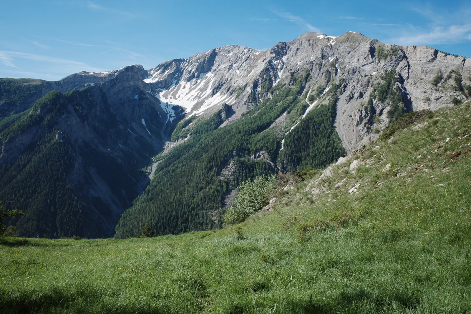 …und genieße den Ausblick auf die schneebedeckten Berge.