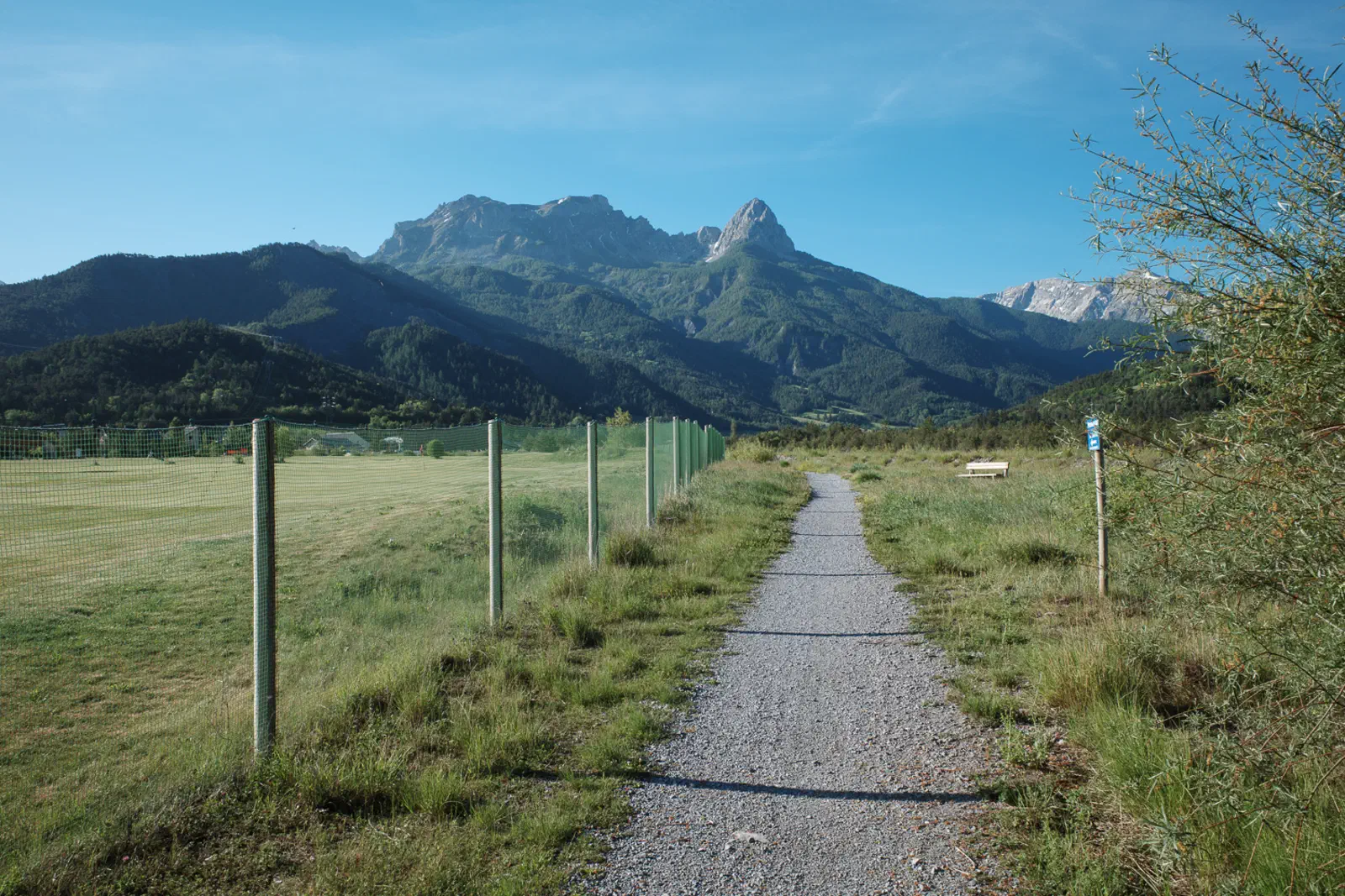 Die ersten Kilometer verlaufen gemütlich auf den Berg zu.