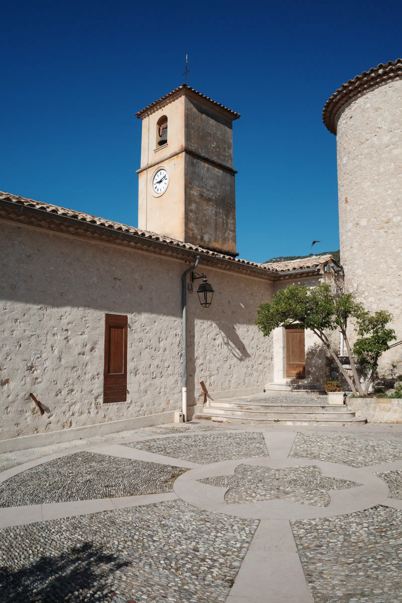 In Carros Village…