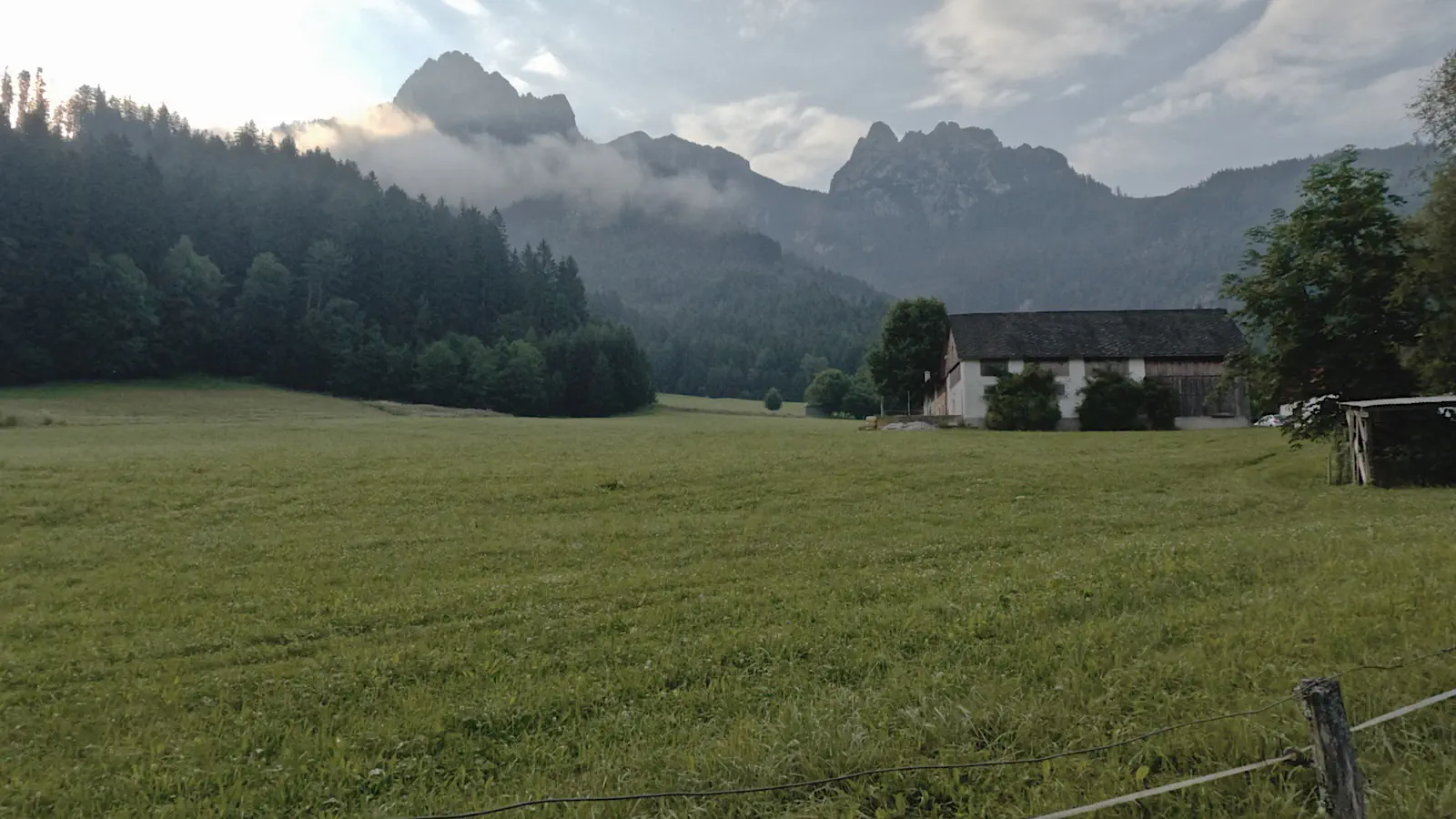 Blick Richtung Kreuzkogel (mitte) und Hahnstein (rechts)