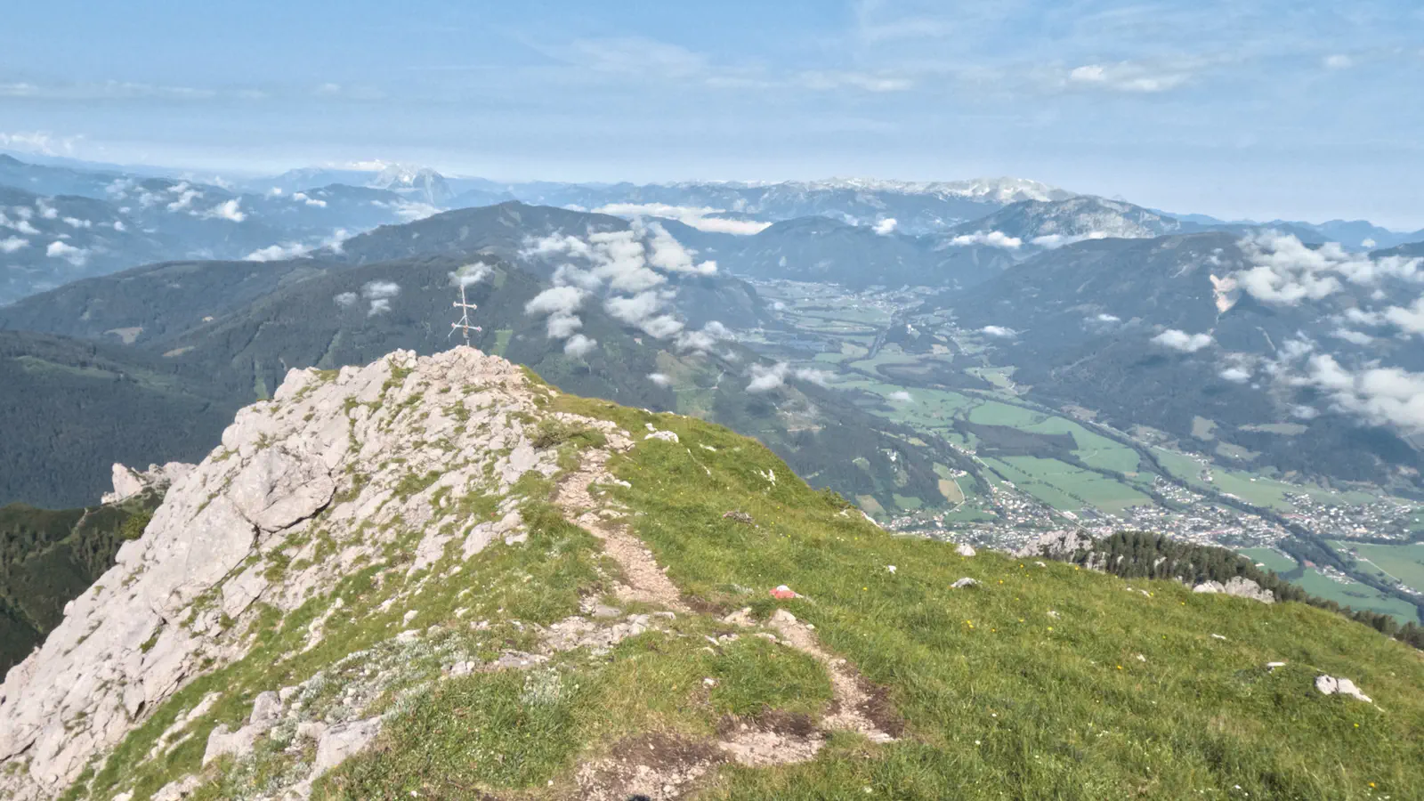 Kreuzkogel und Ausblick nach Westen