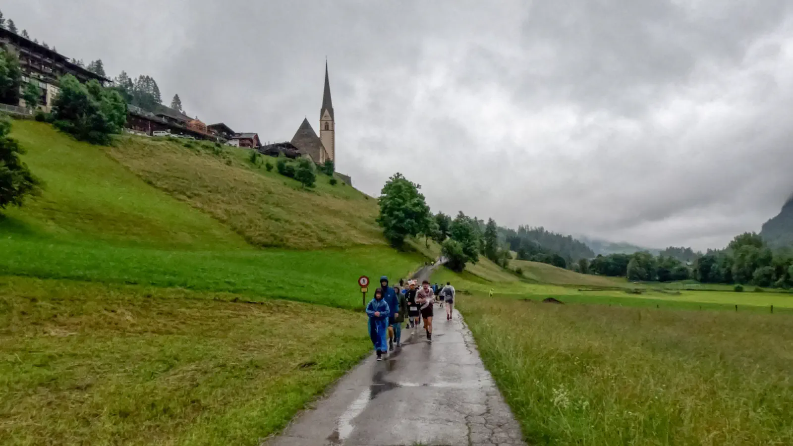 Aufwärmen unter der Kirche von Heiligenblut.