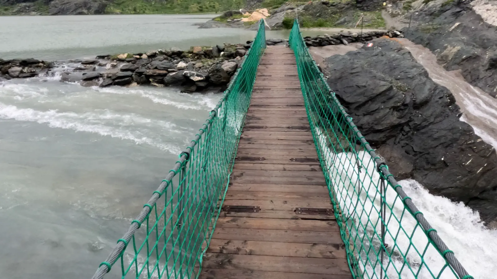 Hängebrücke über den Fluss