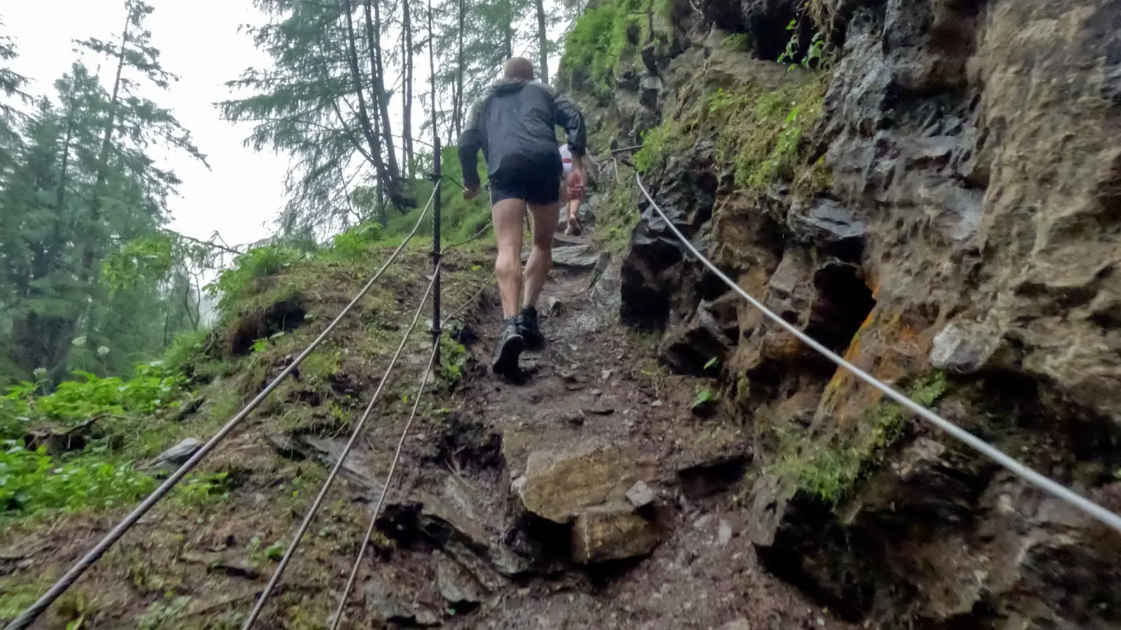 Zum Teil ist der Weg seilversichert.