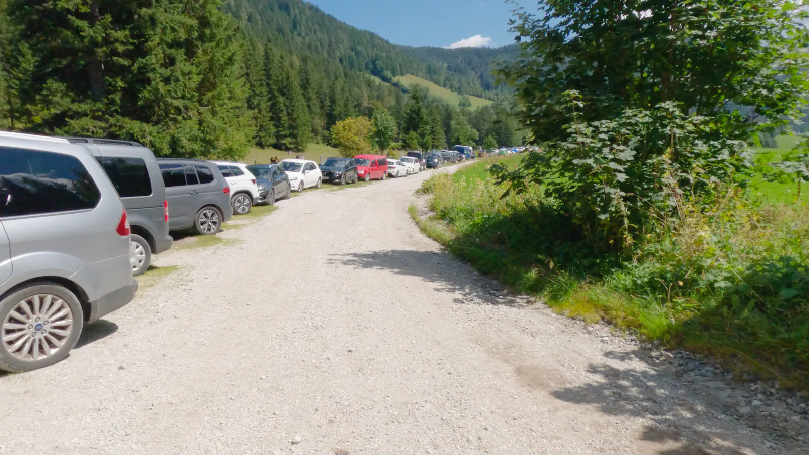 Am Nachmittag ist der Parkplatz gut gefüllt.