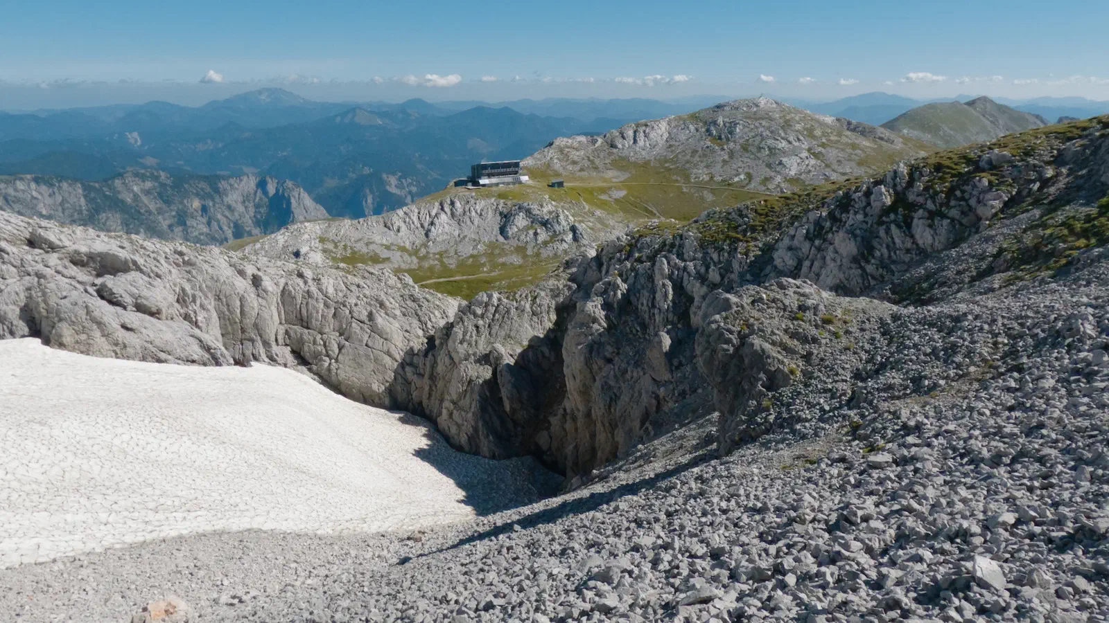 Das Schiestlhaus liegt einsam unweit des Gipfels