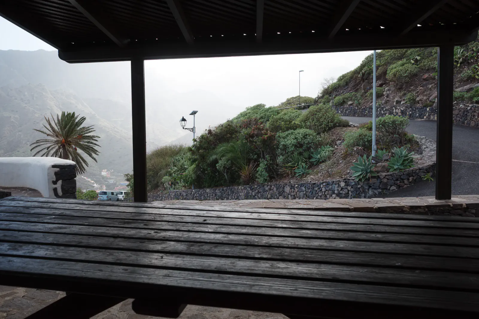 Der Aussichtspunkt bietet sogar einige Bänke für eine ausgiebige Rast.