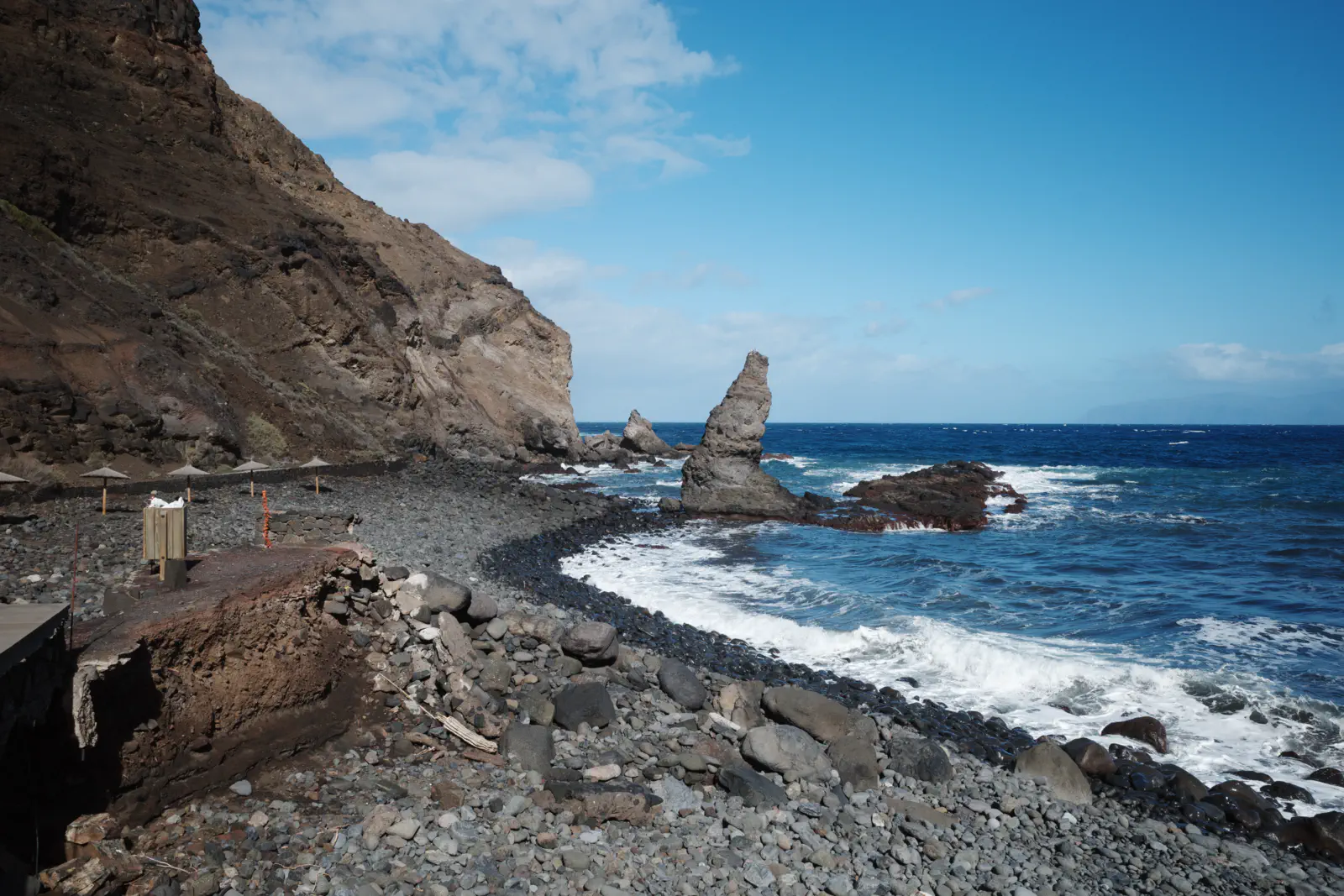 Bizarre Felsformationen am Strand