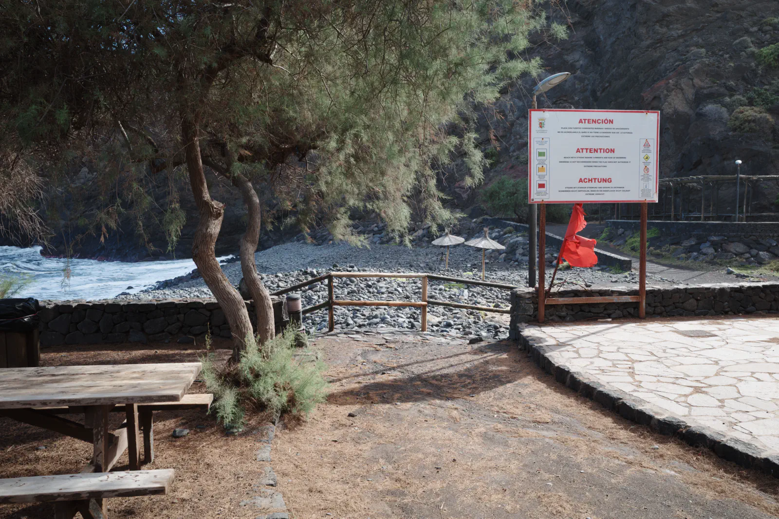 Eine Tafel warnt vor dem Schwimmen hier.