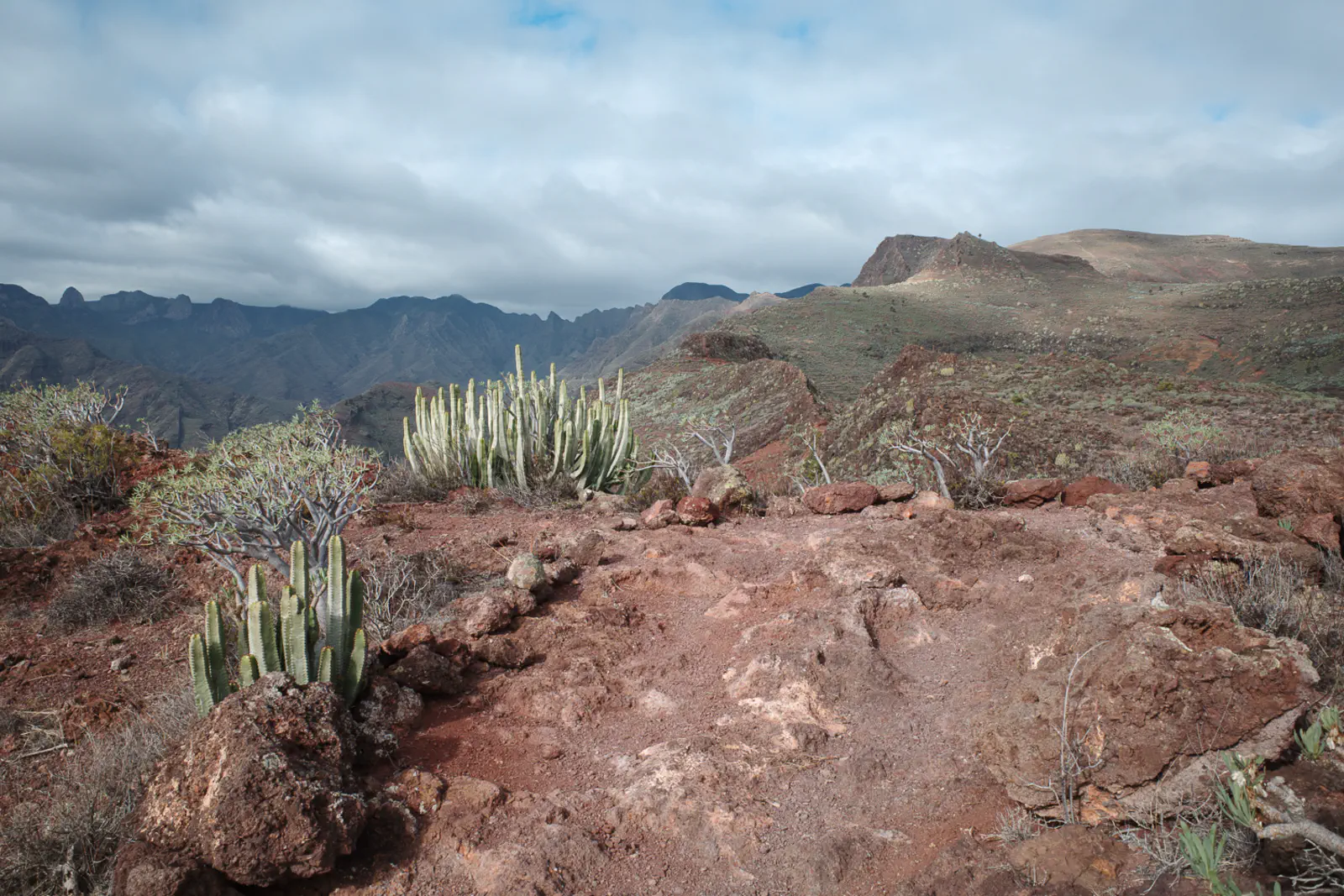 Eine karge, aber spektakuläre Landschaft liegt vor mir.