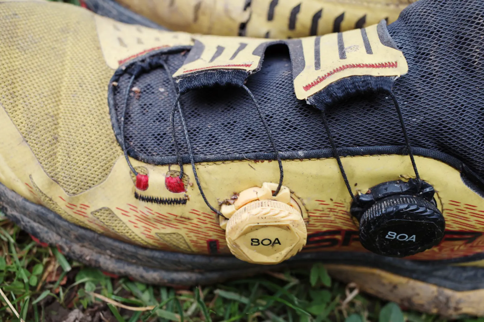 Die Schnürung kann mit einer Hand schnell angepasst werden.