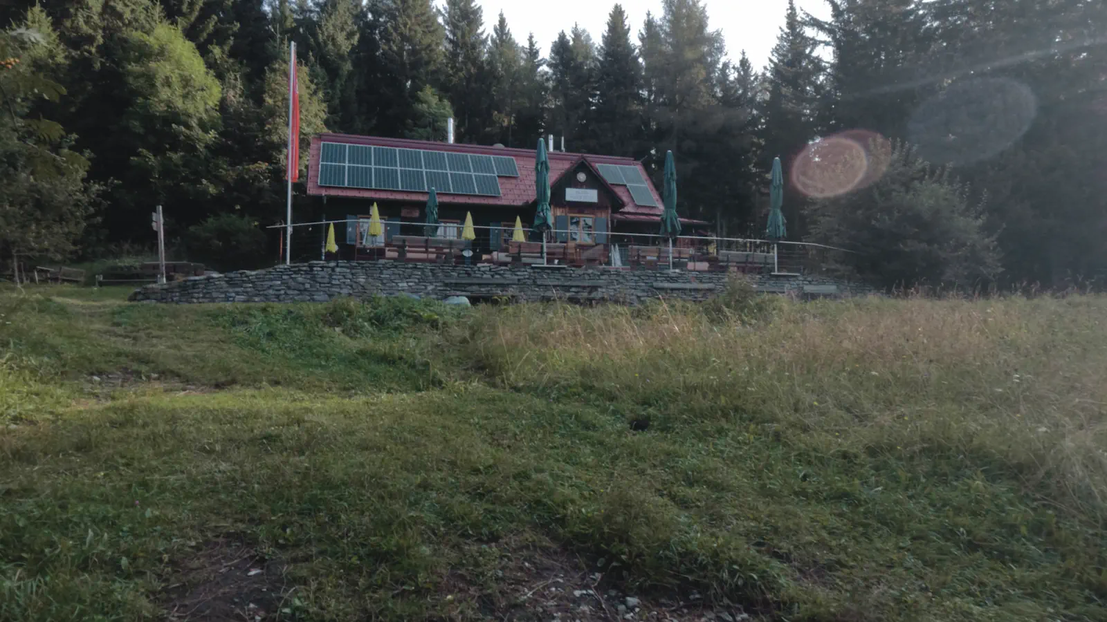 Die Johann-Waller-Hütte liegt auf einen kleinen Lichtung im Wald.