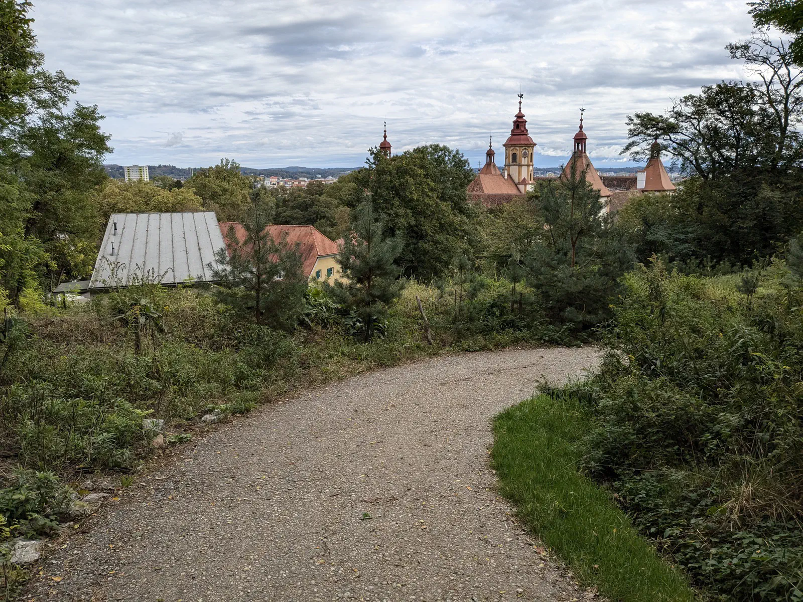 Imposant tauch das Schloss Eggenberg vor mir aus dem Wald auf.