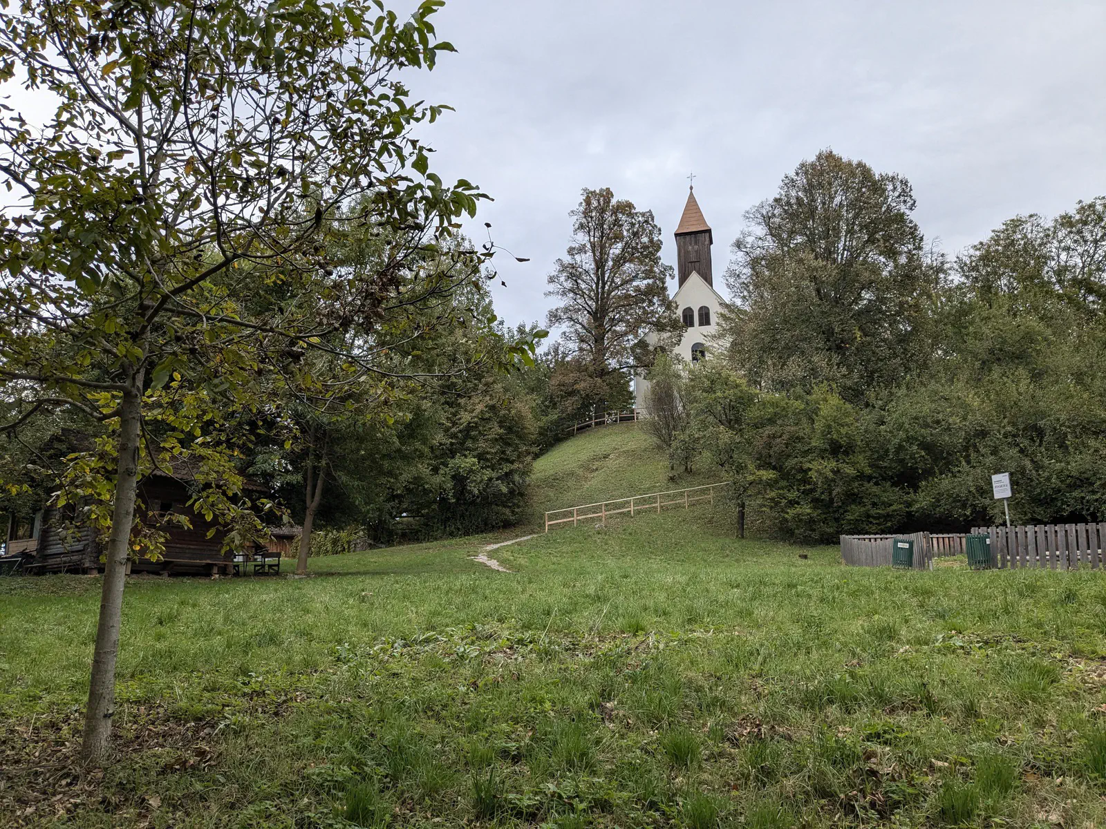 Hier oben thront die Kirche St. Johann und Paul.